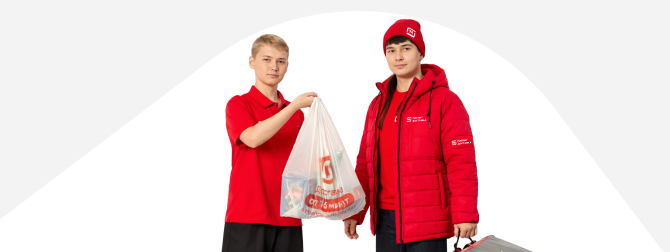 Блюда может доставлять курьер или официальный работник, который прошёл оформление в ресторане.